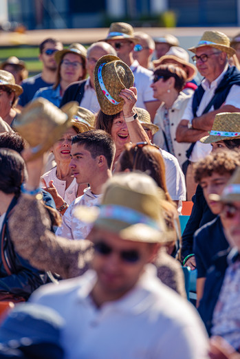 Foule de spectateurs portant des chapeaux de paille lors d'un événement extérieur. Poto reportage corporate Nantes
