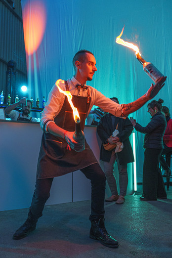 Barman jongleur avec bouteilles enflammées, reportage photo événementiel Nantes.
