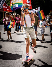 Pride fest i Varberg. Pojke på skateboard.