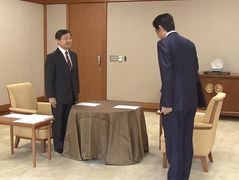上皇陛下は座って見送られた？