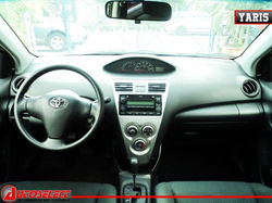 toyota_yaris_2009_5