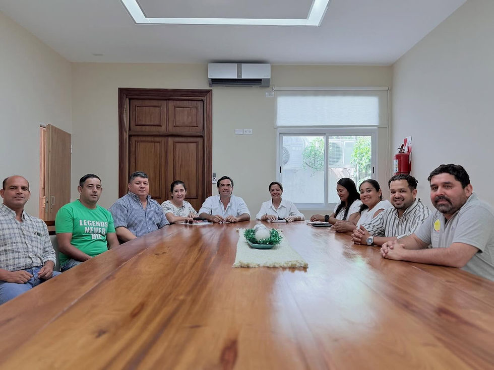 La intendente Verónica Espíndola y otros funcionarios en conferencia de prensa luego se reunió con los gremios