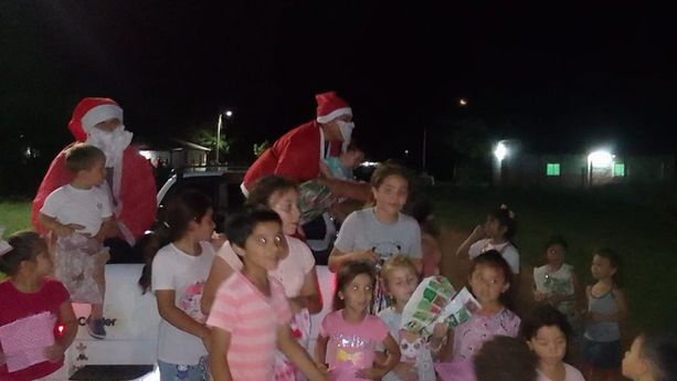 La Policía de Corrientes llevó juguetes y regalos para los Niños de Cazadores Correntinos