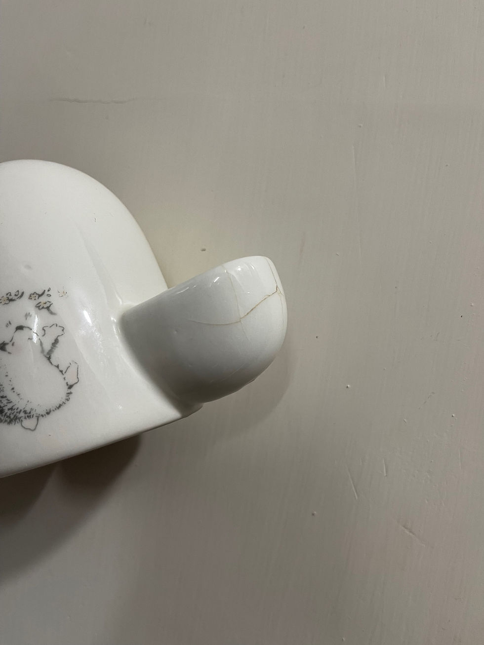 縮圖：陶瓷鳥用飲水器 - 刺蝟圖案款（有兩個，見圖有裂痕的那個減$15 ，不影響使用