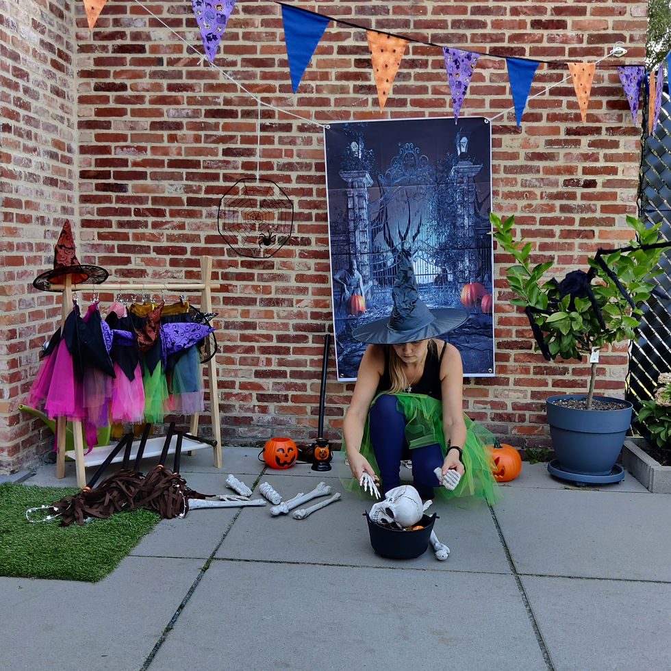 Thumbnail: Heks in grote pot roerend tijdens Halloweenfeest, met banner op achtergrond, feestvlaggetjes en rek met verkleedkledij