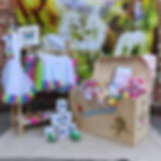 Eenhoorn themakist uitgestald met spelmateriaal, verkleedkledij en decoratie in regenboogkleuren