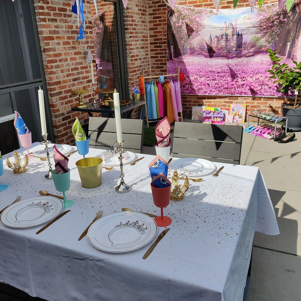 Thumbnail: Feesttafel in prinsessenthema met blauwe en gouden decoratie en vlag op achtergrond