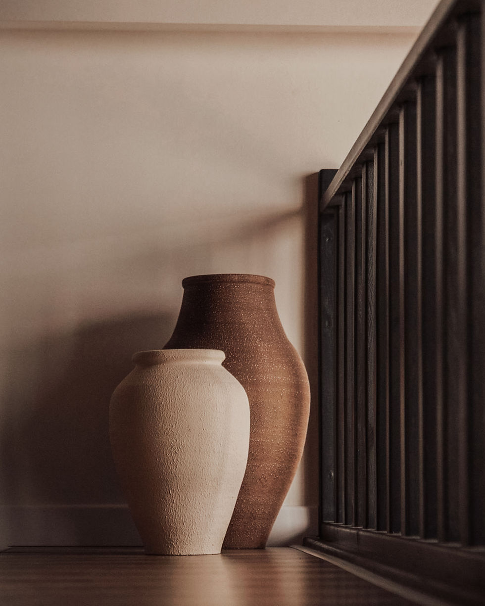 Merdiven kenarında sıralanmış boyalı iki toprak küp