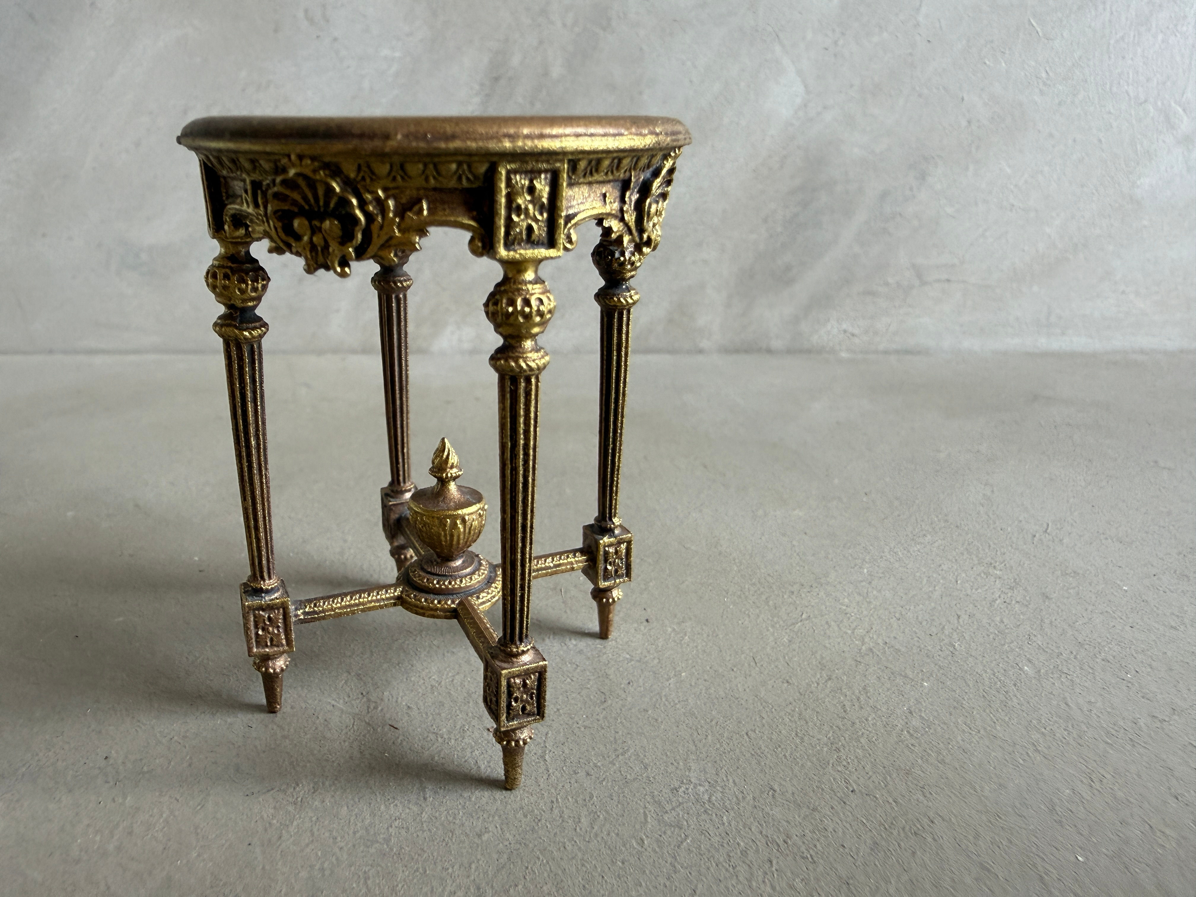 AF11 - SMALL PRETTY ROUND TABLE