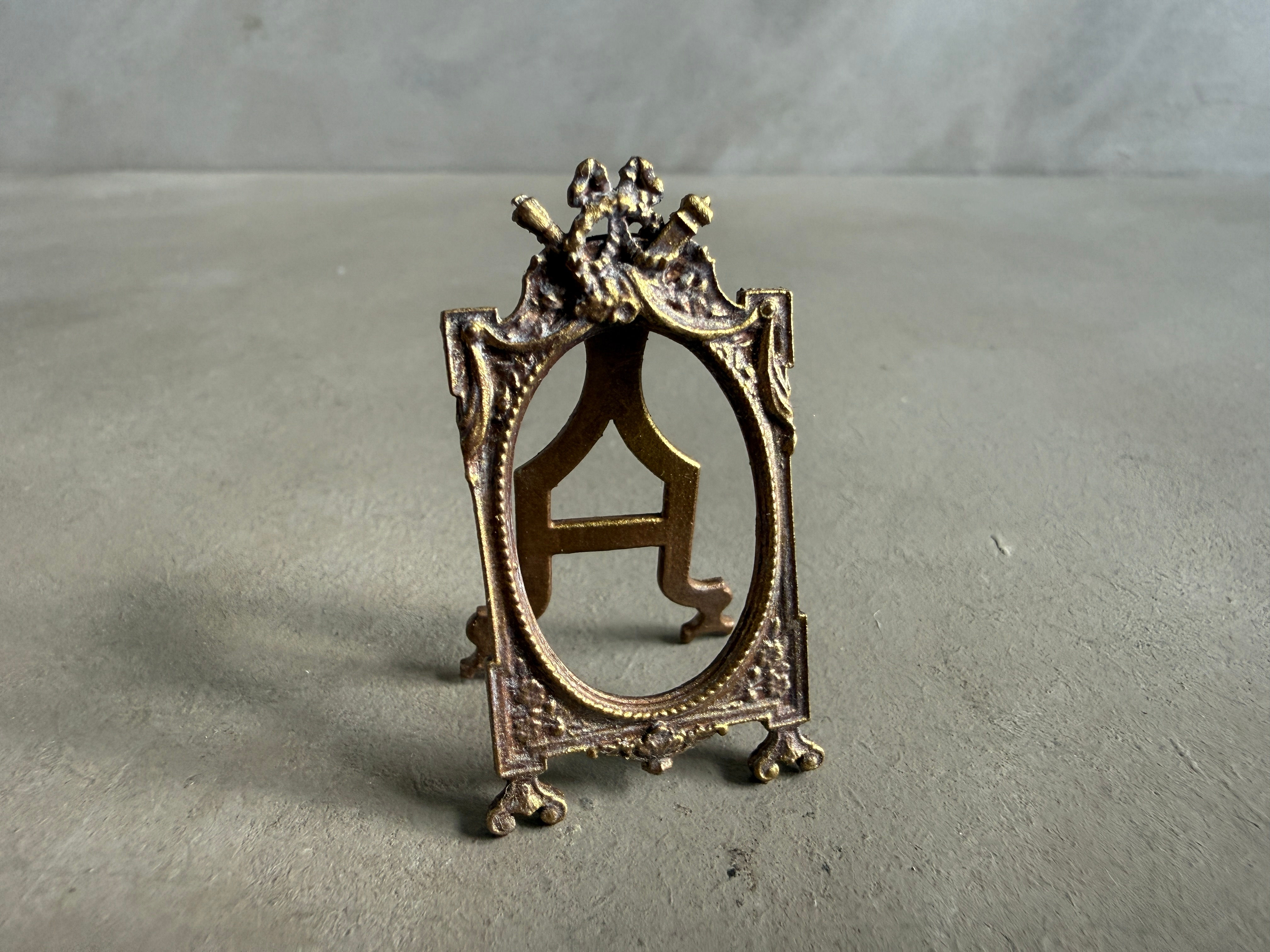 AF43 - FRAME ON A STAND