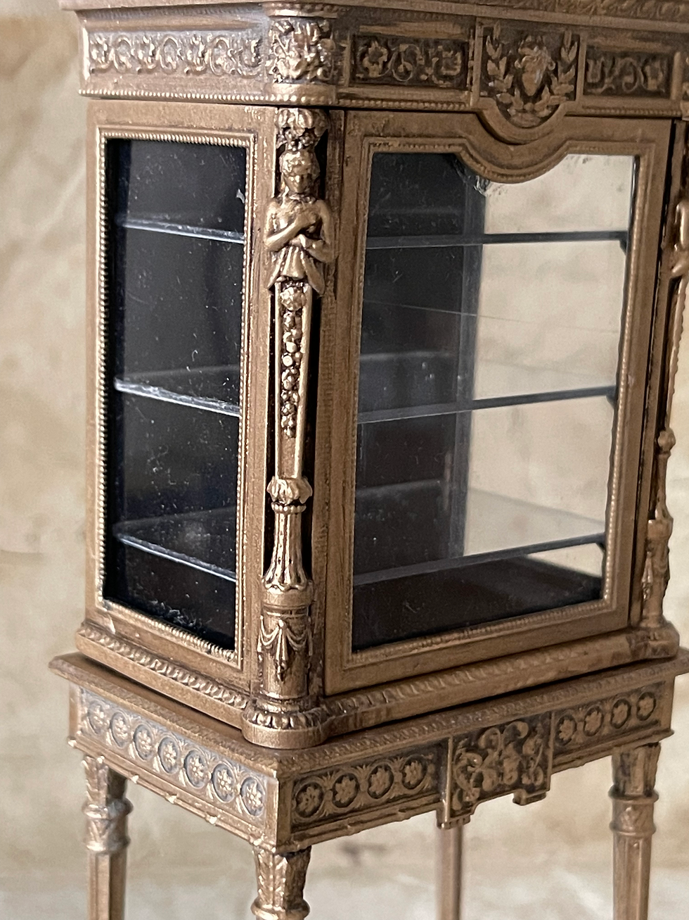 Miniatura: 18th Century French Caryatide Vitrine and table 12th scale kit