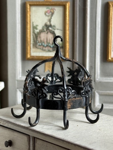 サムネイル： Hanging hooks ideal for dried flowers, pots, pans and utensils