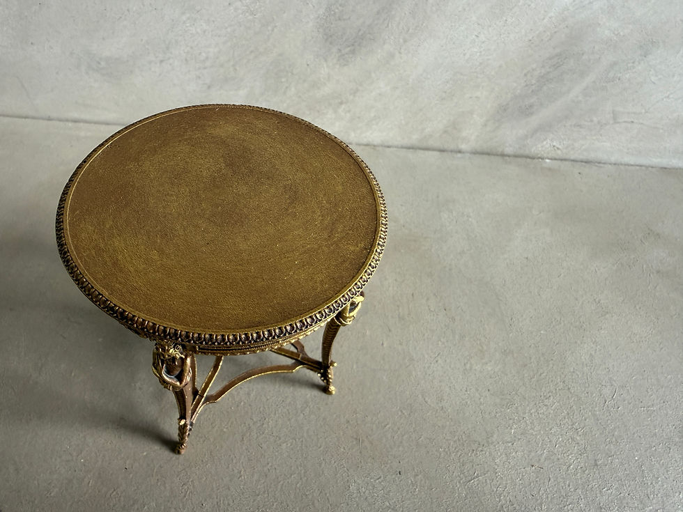 Pikkukuva: AF2 Large Caryatid Round table