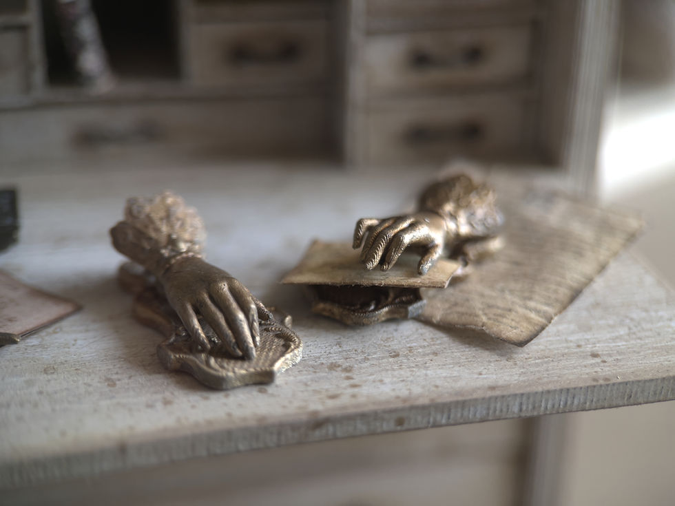 Miniatyrbilde: 18th Century Letter clasp holder in the shape of a hand 12th scale Unpainted