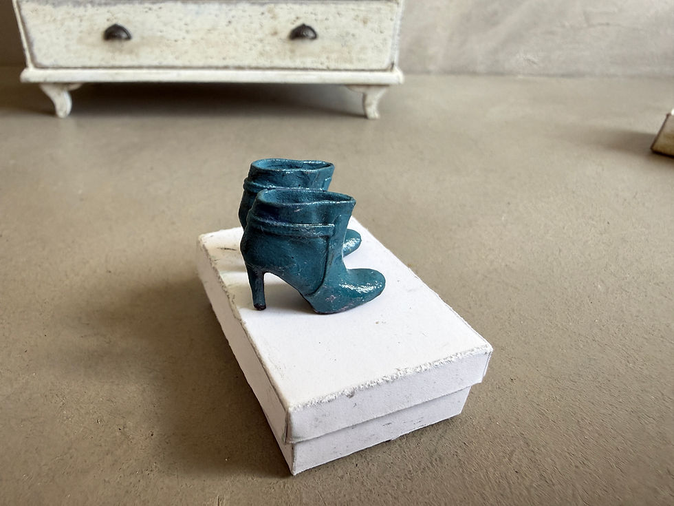 Миниатюра: AF79 -SET OF SHOES (A) 7 PAIRS PAINTED