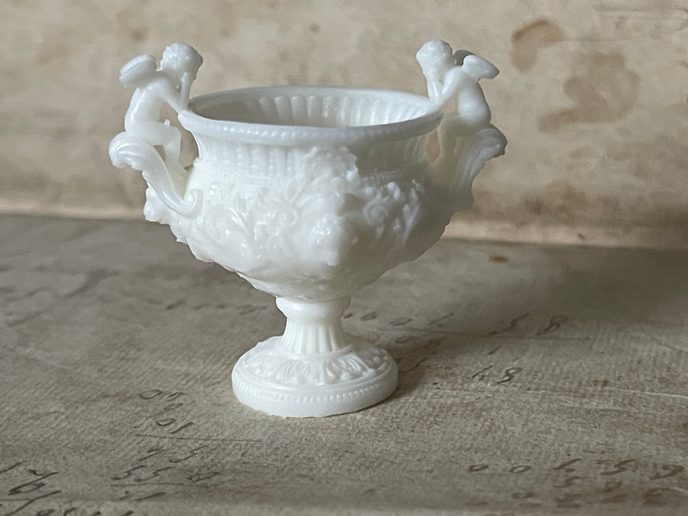 Miniatura: Ornate Cherub Vase unpainted (2 sizes available)