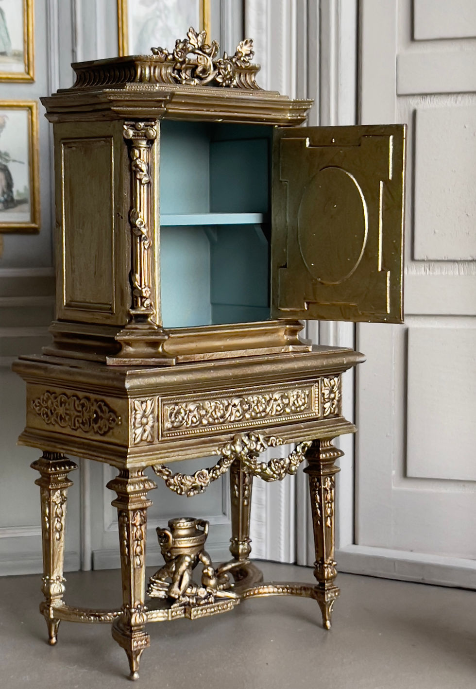 Миниатюра: Pretty French Cabinet and table 18th Century 12th scale Unpainted