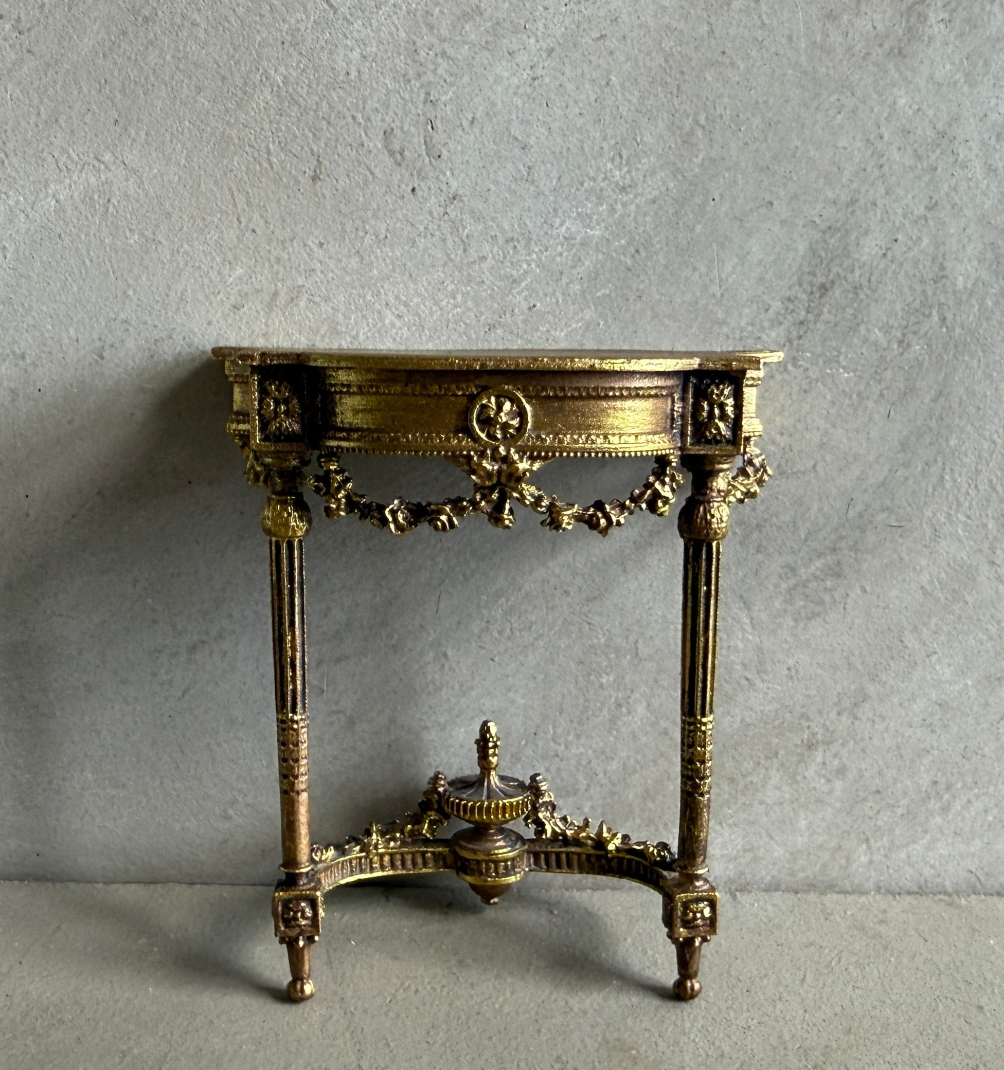 AF10 - SMALL PRETTY FRENCH CONSOLE TABLE
