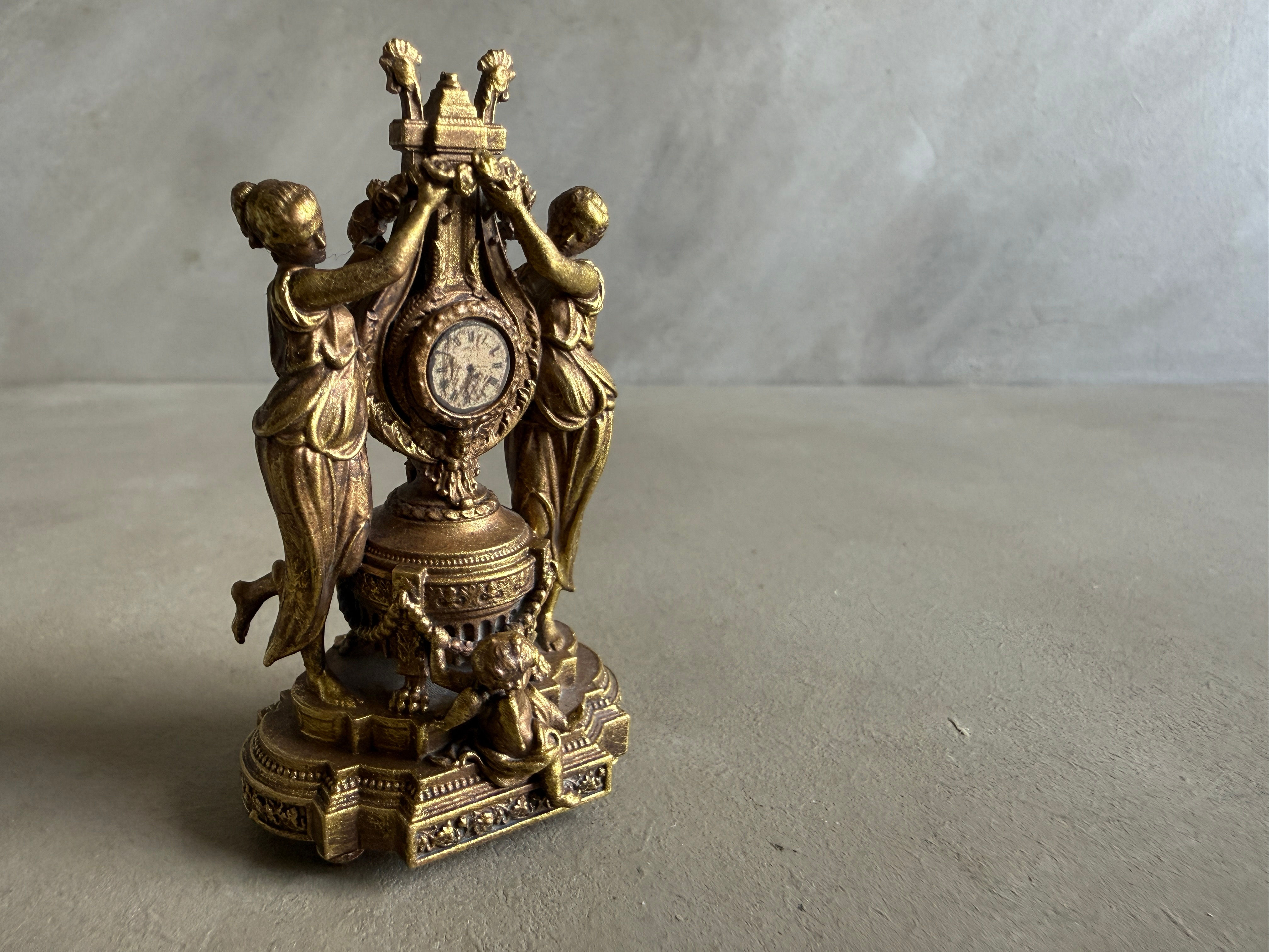 AF30 - LARGE CLOCK (TWO LADIES)
