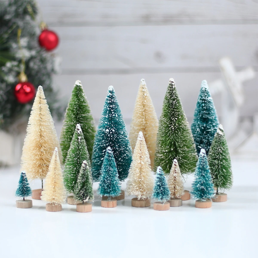 Conjunto Artesanal  de 8 Mini Árvores de Natal de Madeira e Sisal Decoração Nata