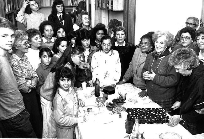 Abuelas de Plaza de Mayo e alguns dos netos já recuperados reunidos na sede da associação