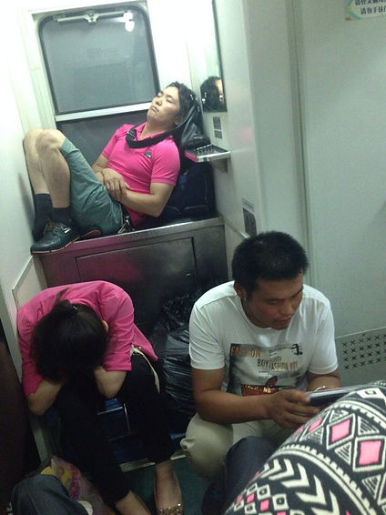 Пассажиры без места. Фото: Алена Радина