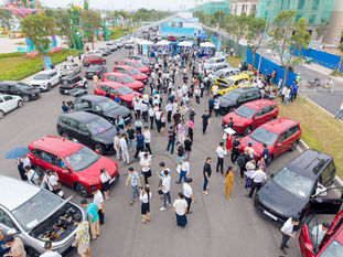 VinFast bàn giao những chiếc xe MPV 7 chỗ Limo Green đầu tiên cho khách hàng
