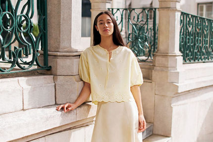 UNIQLO, thương hiệu bán lẻ thời trang toàn cầu đến từ Nhật Bản, vừa công bố ra mắt Bộ sưu tập (BST) UNIQLO and COMPTOIR DES COTONNIERS Xuân/Hè 2026 từ Thứ Sáu, ngày 13 tháng 3. Mang tinh thần thanh lịch đặc trưng của Paris, bộ sưu tập nổi bật với những thiết kế tinh tế, chất liệu cao cấp cùng bảng màu giàu sắc độ, lấy cảm hứng từ năng lượng, họa tiết và gam màu rực rỡ của bờ biển Riviera, nước Pháp.