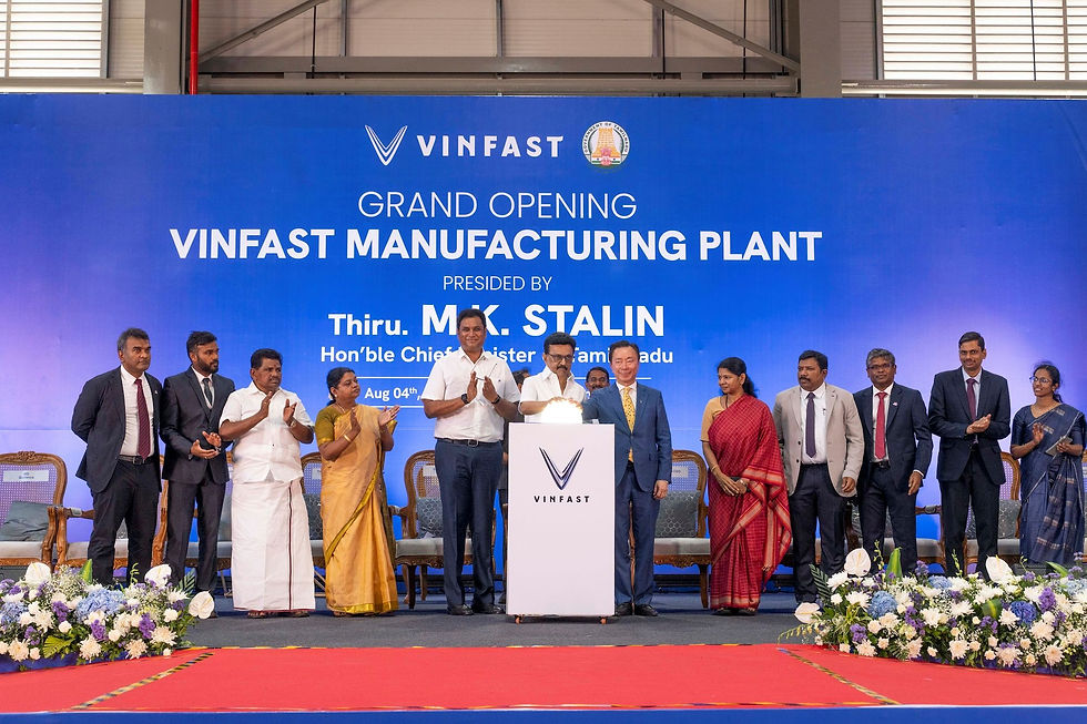 Thủ hiến bang Tamil Nadu, ông M.K. Stalin và Tổng Giám đốc VinFast châu Á, ông Phạm Sanh Châu, nhấn nút khánh thành nhà máy