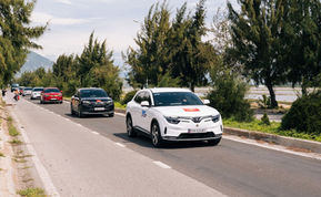 Thông qua món quà Tết đặc biệt giá trị và ý nghĩa, VinFast mong muốn góp phần giảm đáng kể chi phí sử dụng xe cho khách hàng, qua đó tạo động lực mạnh mẽ và xóa bỏ các rào cản để đông đảo người dân Việt Nam có cơ hội chuyển đổi sang xe điện. Hiện tại, ngoài ưu đãi miễn phí sạc và đổi pin, VinFast đang triển khai một loạt ưu đãi đặc biệt hấp dẫn cho khách hàng thông qua chương trình “Mãnh liệt vì tương lai Xanh”. Theo đó, khách hàng được hỗ trợ mua xe trả góp với 0 đồng vốn đối ứng; được hỗ trợ trực tiếp 6-10% giá xe đối với tất cả các dòng ô tô, xe máy điện; đồng thời được bảo hành chính hãng với chính sách tốt nhất thị trường.