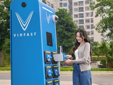 V-Green và EVNHANOI triển khai 10.000 tủ đổi pin xe máy điện 