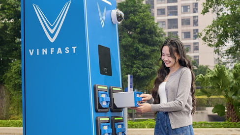 V-Green và EVNHANOI triển khai 10.000 tủ đổi pin xe máy điện 