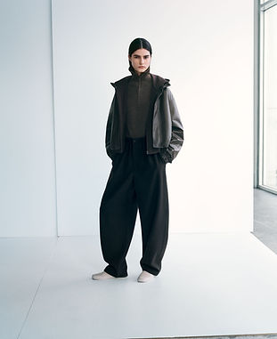 bo-doi-giam-doc-nghe-thuat-christophe-lemaire-va-sarah-linh-tran-tro-lai-trong-bo-suu-tap-uniqlo-u-thu-dong-2025