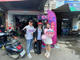 Trên những con phố sôi động khắp Việt Nam, một nguồn năng lượng mới đang lan tỏa — được dẫn dắt bởi những người phụ nữ tự tin làm chủ chiếc xe và hành trình của chính mình. Nhằm tôn vinh và hỗ trợ cộng đồng đang phát triển này, PETRONAS Sprinta chính thức khởi động #SheRides — chiến dịch truyền cảm hứng dành riêng cho các nữ biker, giúp họ hiểu rõ, chăm sóc và tự hào về chiếc xe của mình.