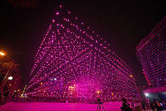 nghe-thuat-trinh-dien-anh-sang-bang-2024-chiec-may-bay-khong-nguoi-lai-drone-trong-le-hoi-anh-sang-ruc-ro-thang-long-vao-dem-giao-thua-giap-thin-2024