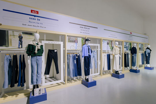  UNIQLO, thương hiệu bán lẻ thời trang toàn cầu đến từ Nhật Bản, vừa mang đến không gian giới thiệu và trải nghiệm Bộ sưu tập (BST) UNIQLO Jeans 2025 với những cải tiến đa dạng về màu sắc, chất liệu và phom dáng mới mẻ dành cho Nam và Nữ.