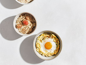 Pięć minimalistycznych śniadań ułożonych w jasnej kompozycji: owsianka nocna z owocami, grzanka z jajkiem, smoothie bowl z nasionami, tofu scramble i jogurt z orzechami. Każde inne, ale każde z myślą o poranku, który ma Cię nieść, a nie zmęczyć.