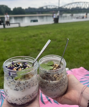 Letnia scena z owsianką Czarowsianka w plenerze – kwiaty i świeżość