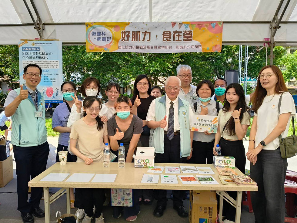 院長、副院長同營養科+復健科攤位之合照。