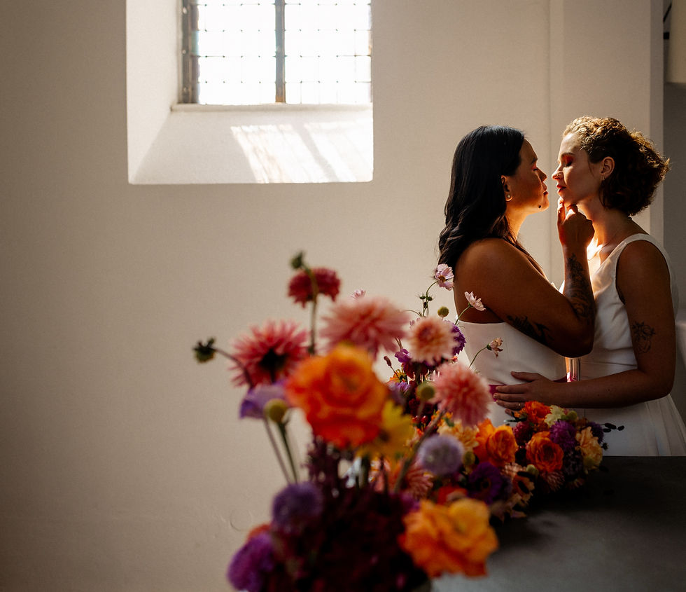 Zwei Frauen stehen in einer Kirche und sind kurz davor sich zu küssen