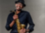 Homem sorridente com saxofone