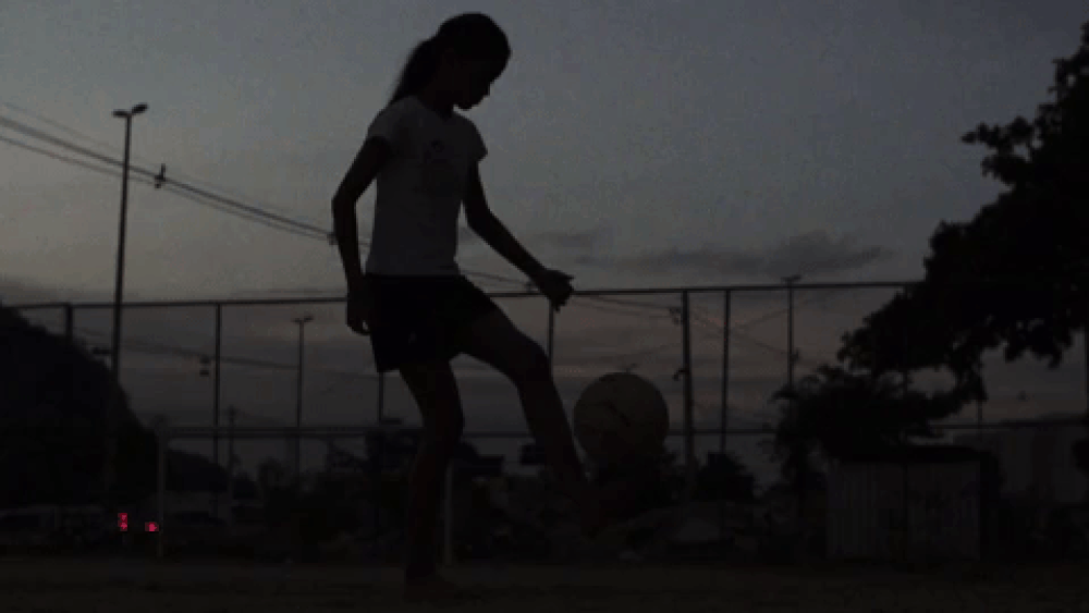 gif-menina-joga-bola.gif