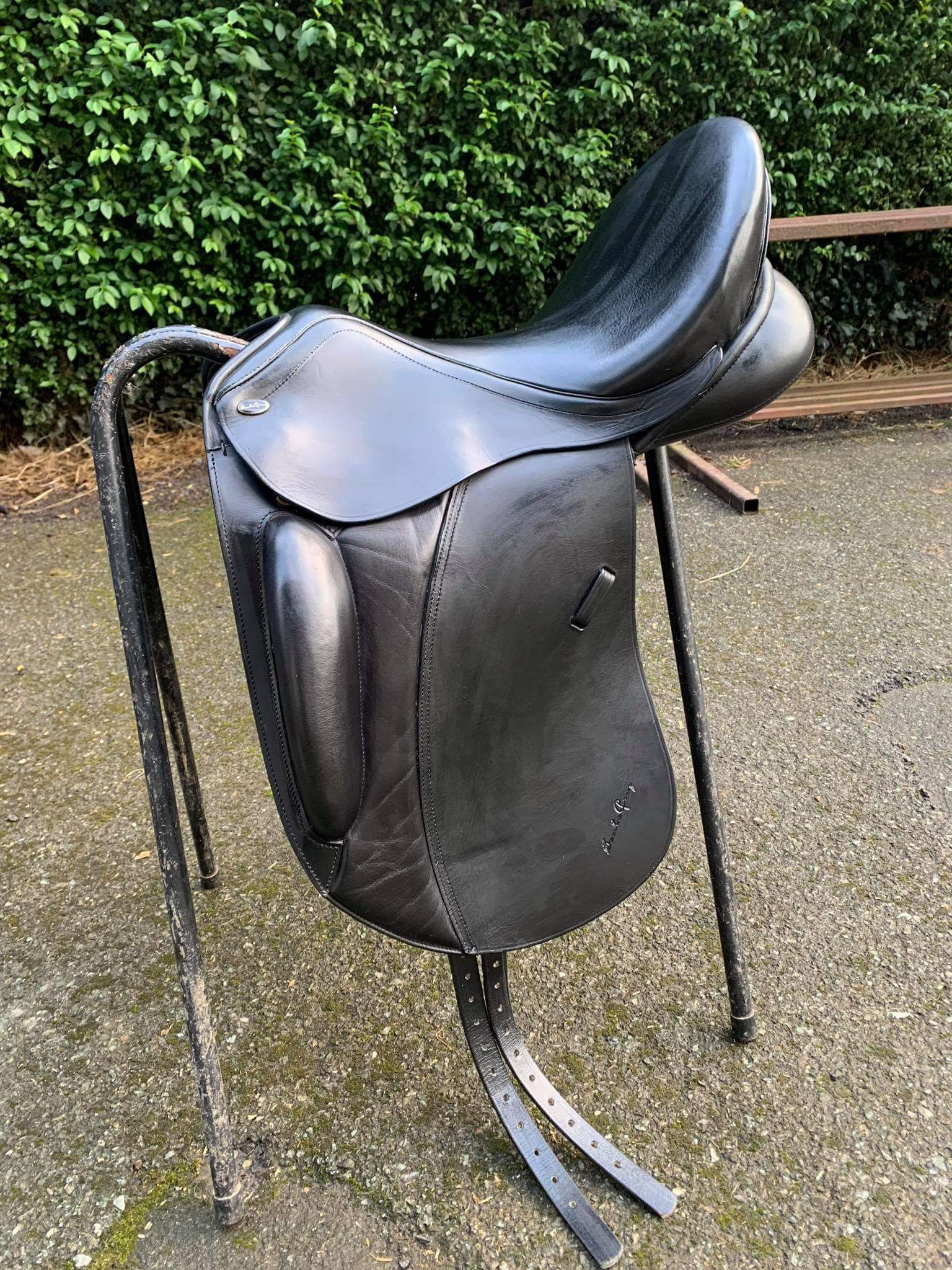 Santa Cruz Dressage Saddle 17.5" Medium