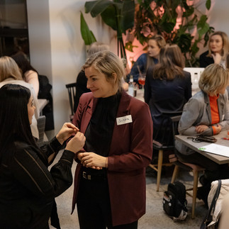 Zwei Frauen im Gespräch beim Netzwerktreffen