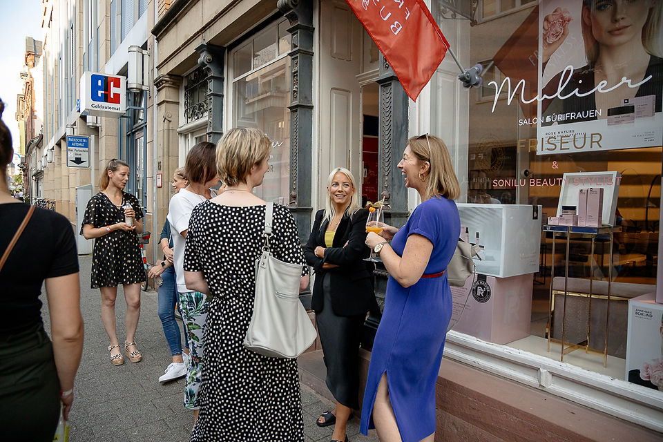 Austausch von Frauen beim Netzwerken im Frauenfriseur Salon Mulier