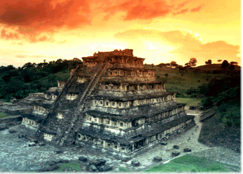 Hermosa puesta de sol justo en la pirámide de Tajín en Veracruz México