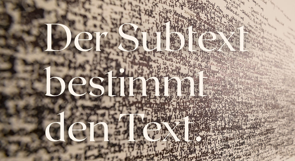 Buchstabengewitter im Hintergrund. Im Vordergrund steht in weißen Lettern "Der Subtext bestimmt den Text".