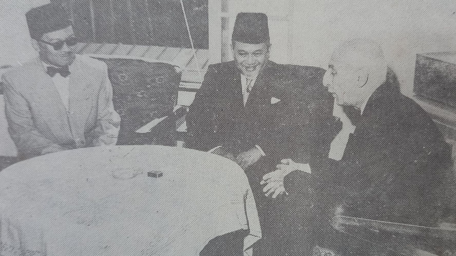 Kehangatan pertemuan dengan PM Mohammad Mosaddegh (kanan) di tengah kunjungan Ahmad Subardjo (tengah) ke Iran pada September 1952 (Repro: Kesadaran Nasional)