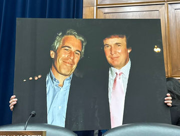 Foto besar Jeffrey Epstein dan Donald Trump yang dipamerkan anggota parlemen AS, Jared Moskowitz pada rapat Komite Investigasi Hunter Biden 2024 (X @MaxwellFrostFL)