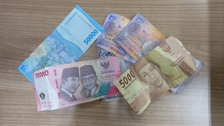 Kala sidak ke Tanjung Priok, Menteri Purbaya mengingatkan untuk mencintai rupiah. Dahulu di pengujung Orde Baru gerakan cinta rupiah didengungkan Tutut Soeharto.